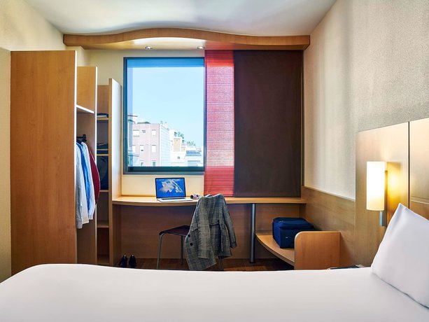 Imagen de la habitación del Hotel Ibis Barcelona Centro Sagrada Familia. Foto 13
