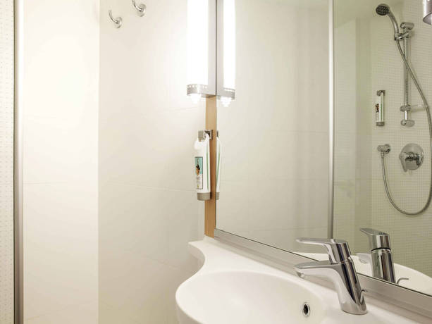 Imagen general del Hotel Ibis Barcelona Cornella. Foto 2