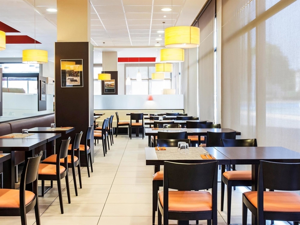 Imagen del bar/restaurante del Hotel Ibis Barcelona Ripollet. Foto 6