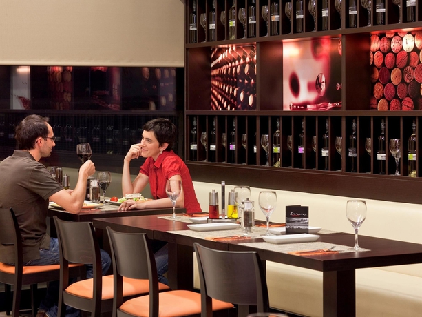 Imagen del bar/restaurante del Hotel Ibis Barcelona Ripollet. Foto 10