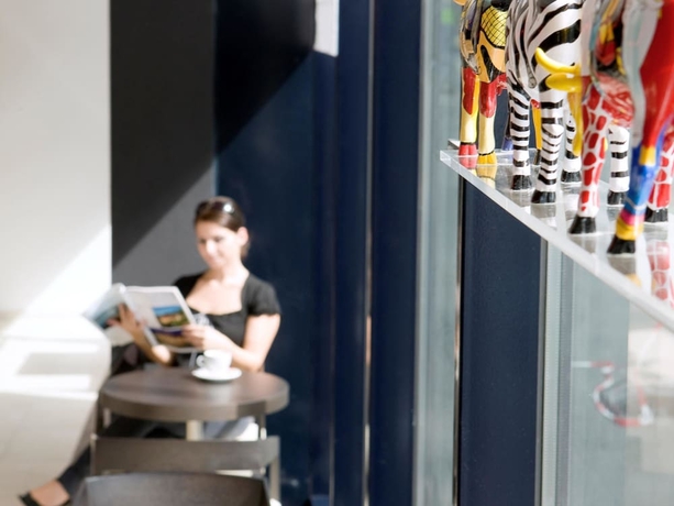 Imagen del bar/restaurante del Hotel Ibis Basel Bahnhof. Foto 8