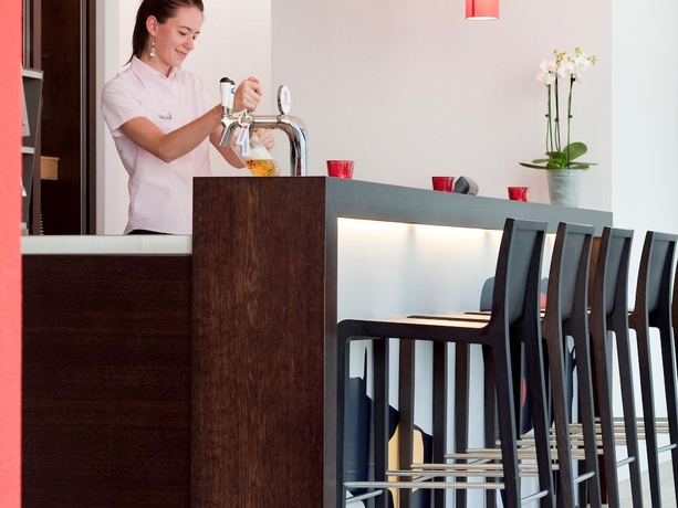 Imagen del bar/restaurante del Hotel Ibis Basel Bahnhof. Foto 9