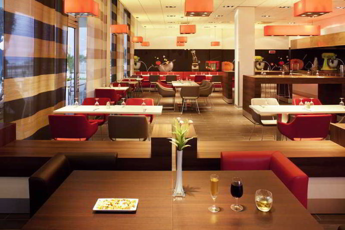 Imagen del bar/restaurante del Hotel Ibis Bata. Foto 13
