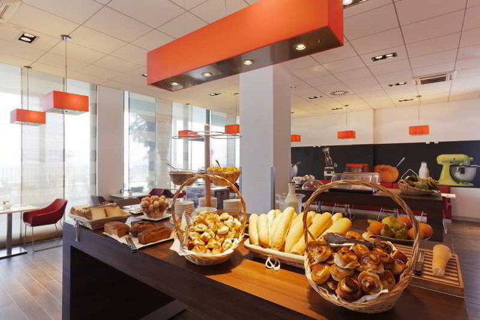 Imagen del bar/restaurante del Hotel Ibis Bata. Foto 14