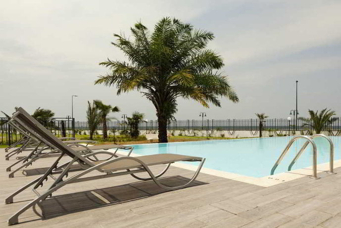 Imagen de la piscina del Hotel Ibis Bata. Foto 17