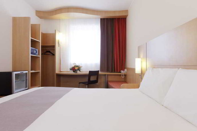 Imagen de la habitación del Hotel Ibis Bata. Foto 15