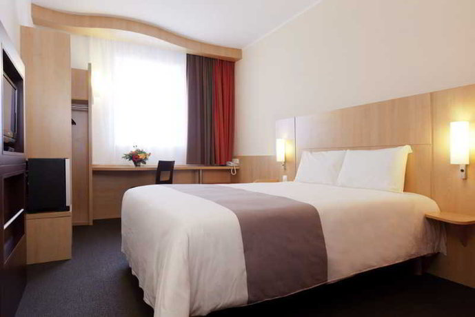 Imagen de la habitación del Hotel Ibis Bata. Foto 16