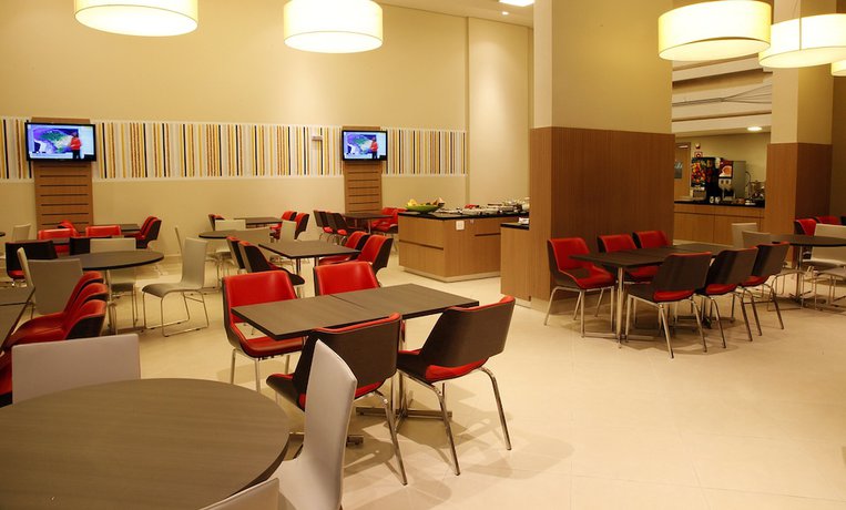 Imagen del bar/restaurante del Hotel Ibis Belo Horizonte Afonso Pena. Foto 2