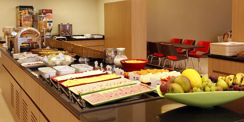 Imagen del bar/restaurante del Hotel Ibis Belo Horizonte Afonso Pena. Foto 5