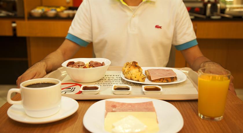 Imagen del bar/restaurante del Hotel Ibis Belo Horizonte Savassi. Foto 4