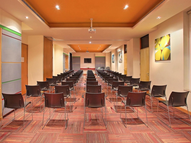 Imagen de los interiores del Hotel Ibis Bengaluru Hosur Road. Foto 16