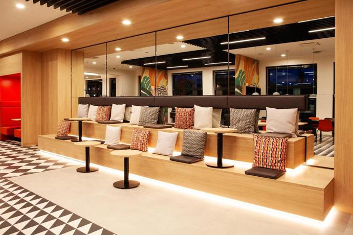 Imagen de los interiores del Hotel Ibis Berlin Airport. Foto 6