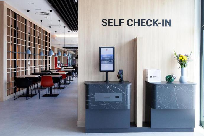 Imagen de los interiores del Hotel Ibis Berlin Airport. Foto 7