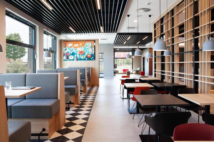 Imagen de los interiores del Hotel Ibis Berlin Airport. Foto 8