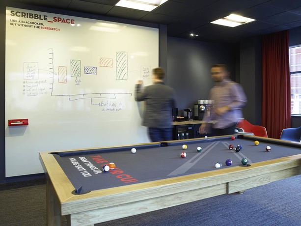 Imagen de los interiores del Hotel Ibis Birmingham New Street Station. Foto 14