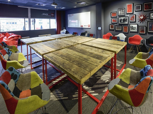 Imagen de los interiores del Hotel Ibis Birmingham New Street Station. Foto 16