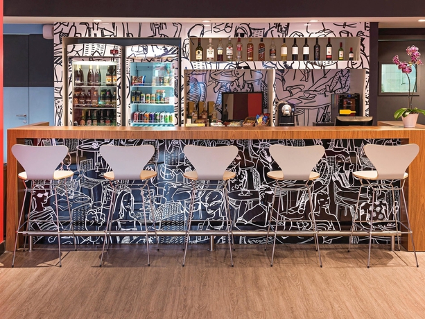 Imagen del bar/restaurante del Hotel Ibis Blumenau. Foto 9