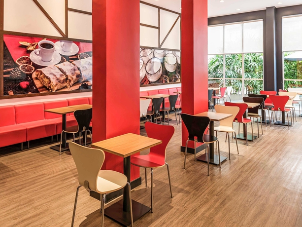 Imagen del bar/restaurante del Hotel Ibis Blumenau. Foto 10