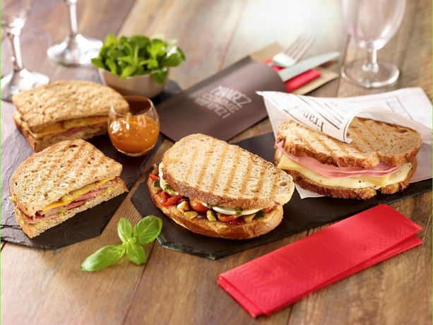 Imagen del bar/restaurante del Hotel Ibis Bordeaux Centre Bastide. Foto 8