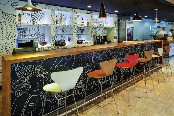 Imagen del bar/restaurante del Hotel Ibis Bordeaux Centre Bastide. Foto 11