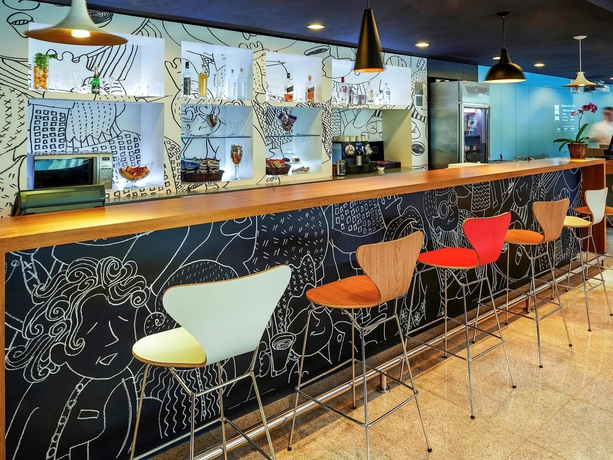 Imagen del bar/restaurante del Hotel Ibis Bordeaux Lac. Foto 7