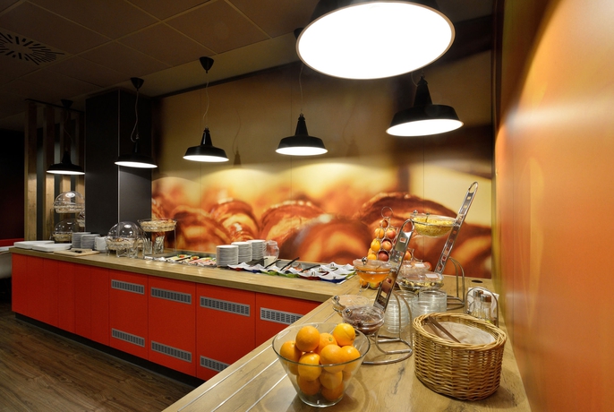 Imagen del bar/restaurante del Hotel Ibis Budapest City. Foto 3