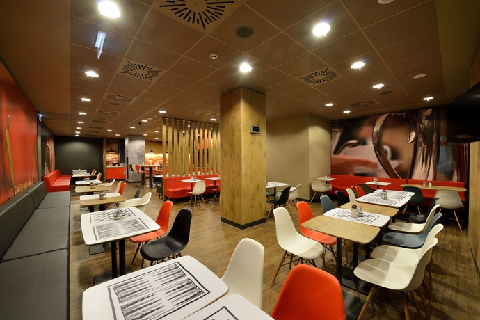 Imagen del bar/restaurante del Hotel Ibis Budapest City. Foto 4