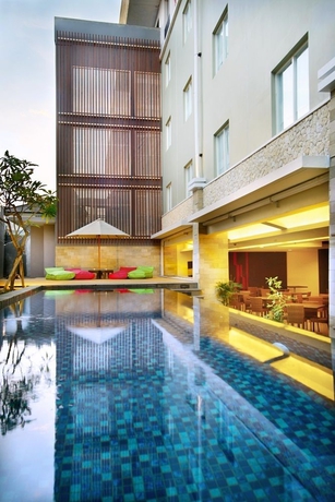 Imagen de la piscina del Hotel Ibis Budget Bali Seminyak. Foto 13