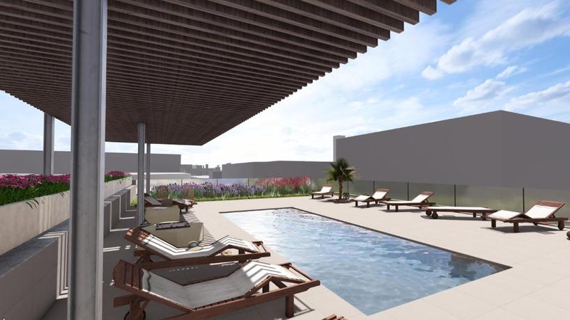 Imagen de la piscina del Hotel Ibis Budget Barcelona Center. Foto 6