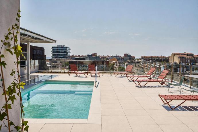 Imagen de la piscina del Hotel Ibis Budget Barcelona Center. Foto 7
