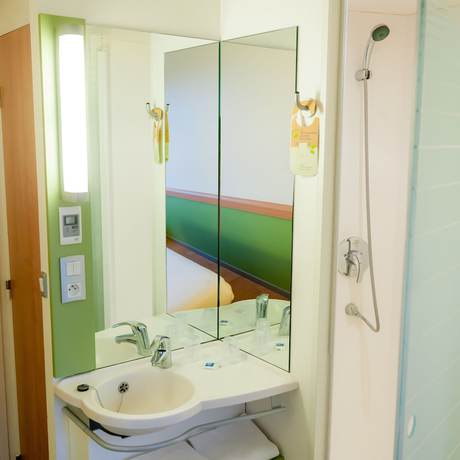 Imagen de la habitación del Hotel Ibis Budget Bayeux. Foto 19