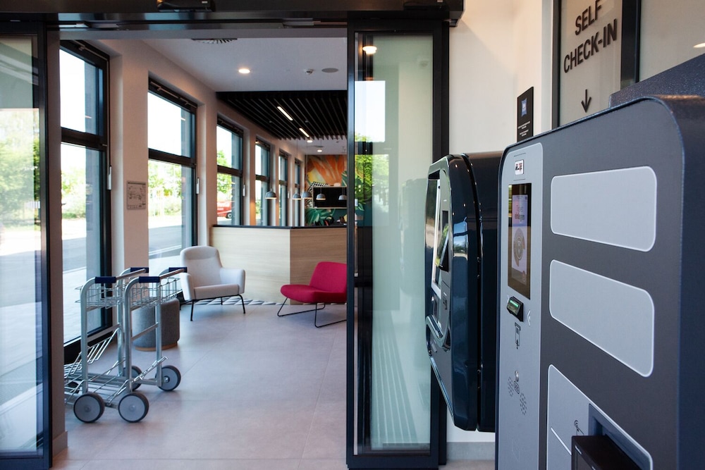 Imagen de los interiores del Hotel Ibis Budget Berlin Airport. Foto 7