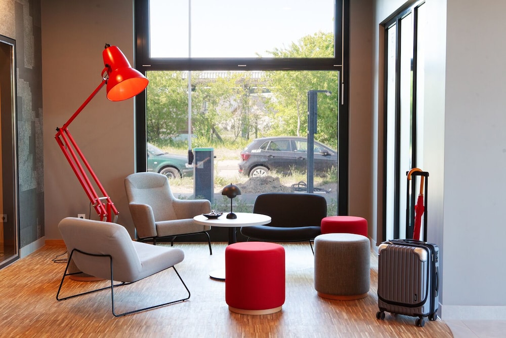 Imagen de los interiores del Hotel Ibis Budget Berlin Airport. Foto 8