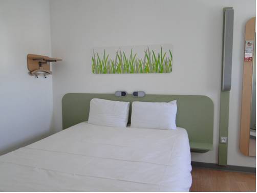 Imagen de la habitación del Hotel Ibis Budget Caen Memorial. Foto 5