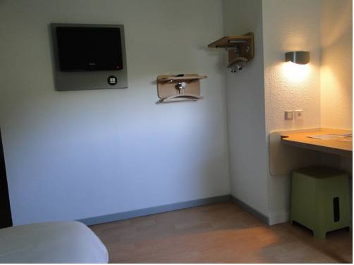 Imagen de la habitación del Hotel Ibis Budget Caen Memorial. Foto 8