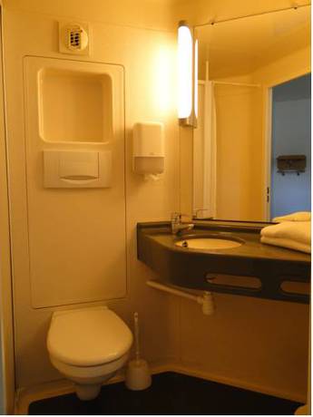 Imagen de la habitación del Hotel Ibis Budget Caen Memorial. Foto 11