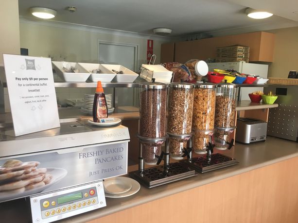 Imagen del bar/restaurante del Hotel Ibis Budget Casula Liverpool. Foto 3