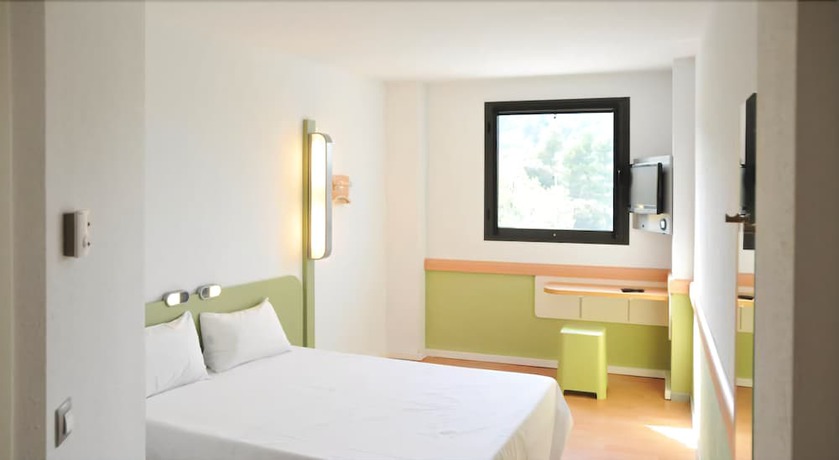 Imagen de la habitación del Hotel Ibis Budget Girona Costa Brava. Foto 9