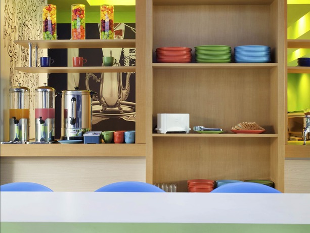 Imagen del bar/restaurante del Hotel Ibis Budget Jakarta Daan Mogot - Chse Certified. Foto 3