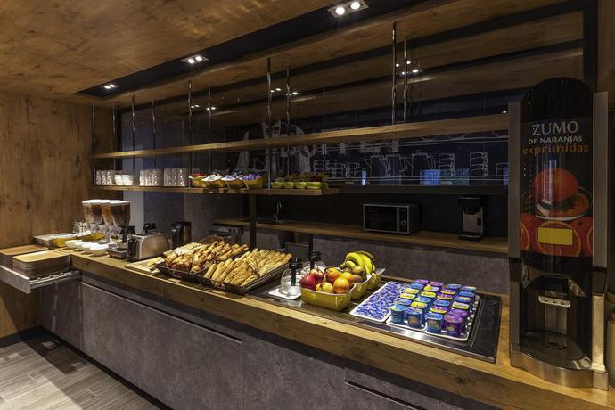 Imagen del bar/restaurante del Hotel Ibis Budget Malaga Aeropuerto Avenida Velazquez. Foto 2