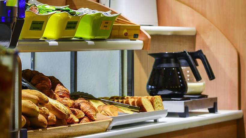 Imagen del bar/restaurante del Hotel Ibis Budget Nanterre La Defense. Foto 6