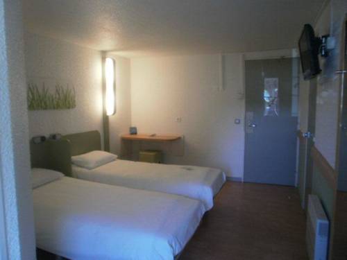 Imagen de la habitación del Hotel Ibis Budget Tarbes. Foto 11