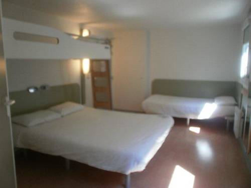 Imagen de la habitación del Hotel Ibis Budget Tarbes. Foto 15