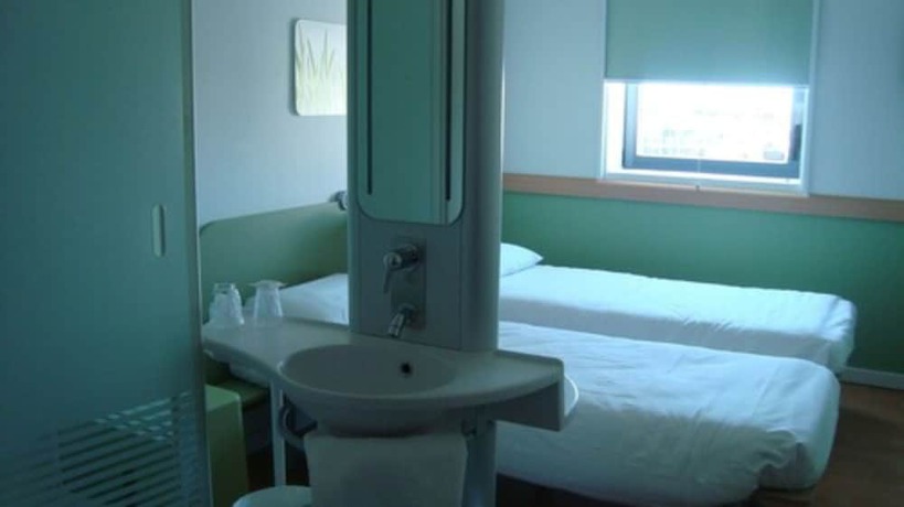 Imagen de la habitación del Hotel Ibis Budget Toulouse Aéroport. Foto 3