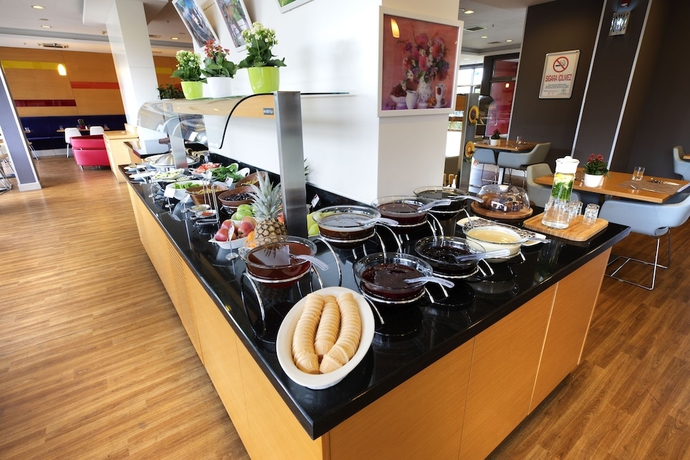 Imagen del bar/restaurante del Hotel Ibis Bursa. Foto 3