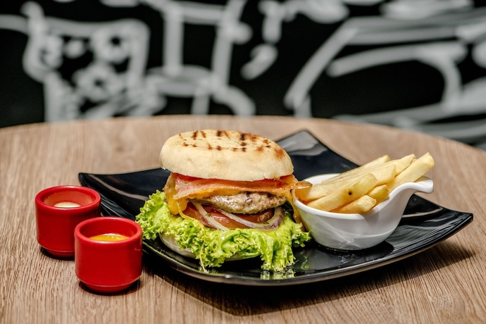 Imagen del bar/restaurante del Hotel Ibis Cali Granada. Foto 3