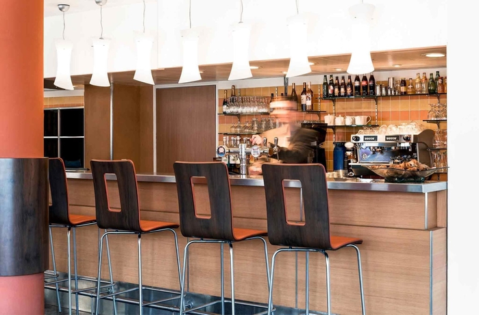 Imagen del bar/restaurante del Hotel Ibis Cannes Mandelieu. Foto 7