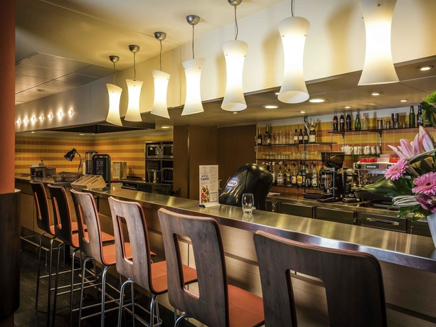 Imagen del bar/restaurante del Hotel Ibis Cannes Mandelieu. Foto 8