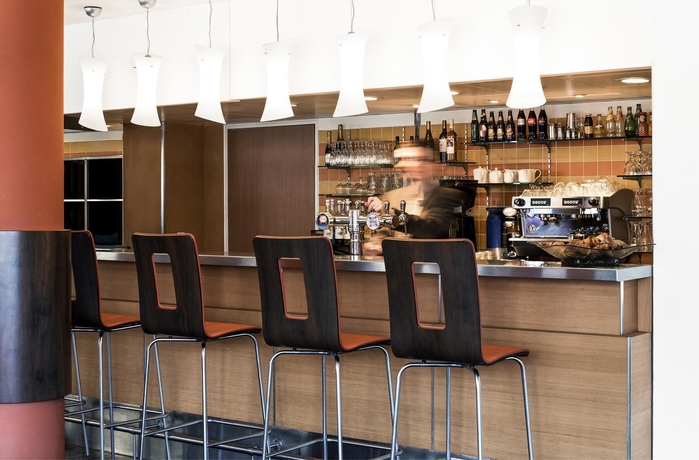 Imagen del bar/restaurante del Hotel Ibis Cannes Mandelieu. Foto 10