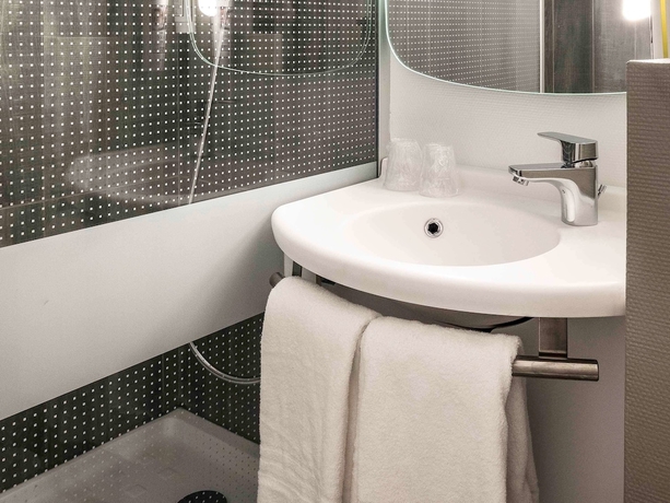 Imagen de la habitación del Hotel Ibis Cannes Plage La Bocca. Foto 18